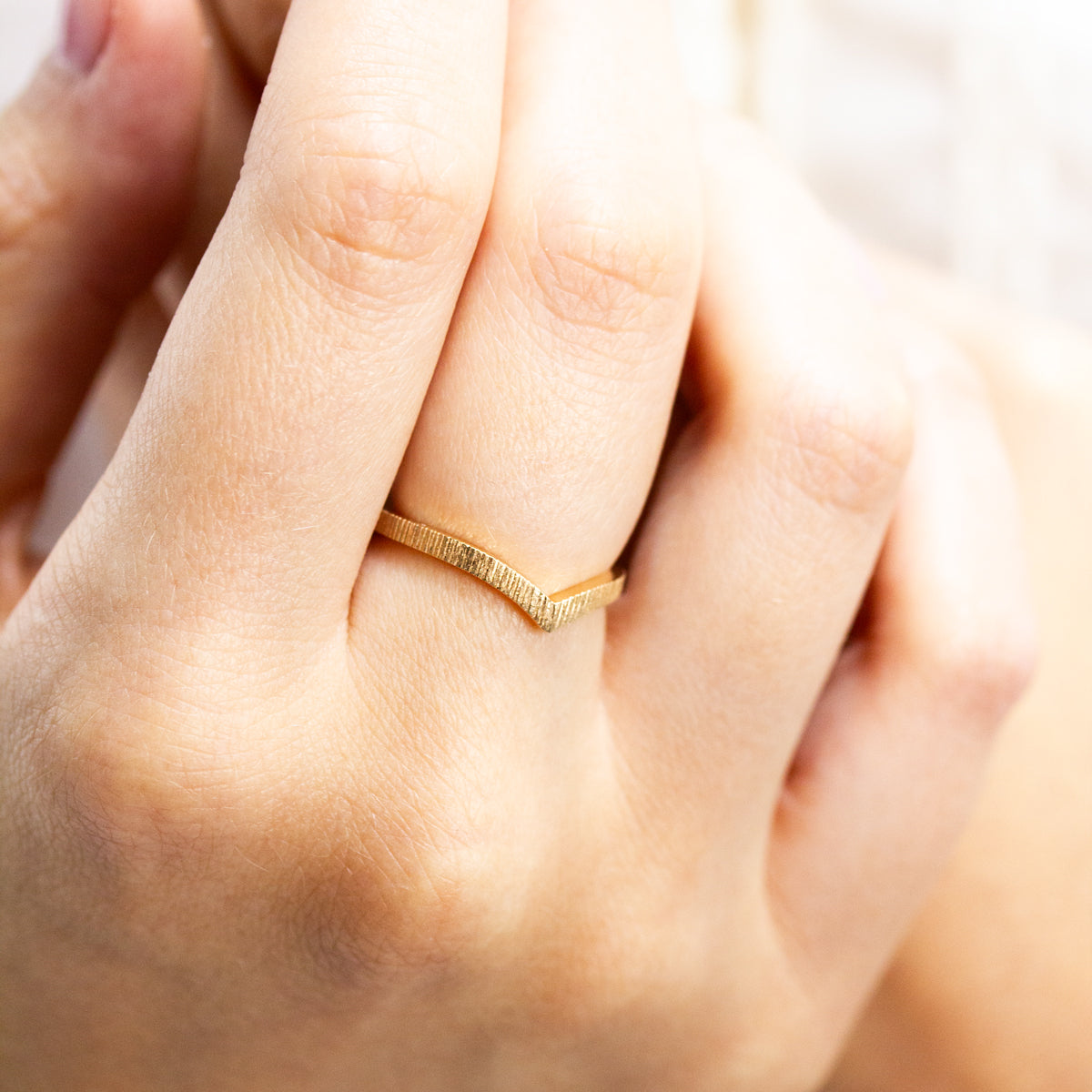 Bague de mariage incurvée femme striée fabriquée en or jaune éthique 18 carats sur mesure