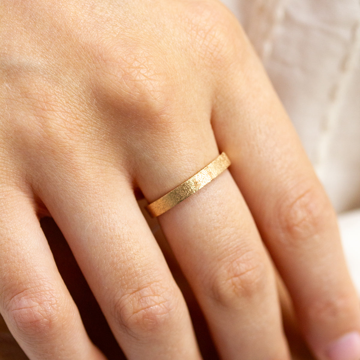 Bague de mariage en or éthique 750/1000 certifié Fairmined, modèle ruban 3mm Gina à l'aspect pailleté pour femme et homme