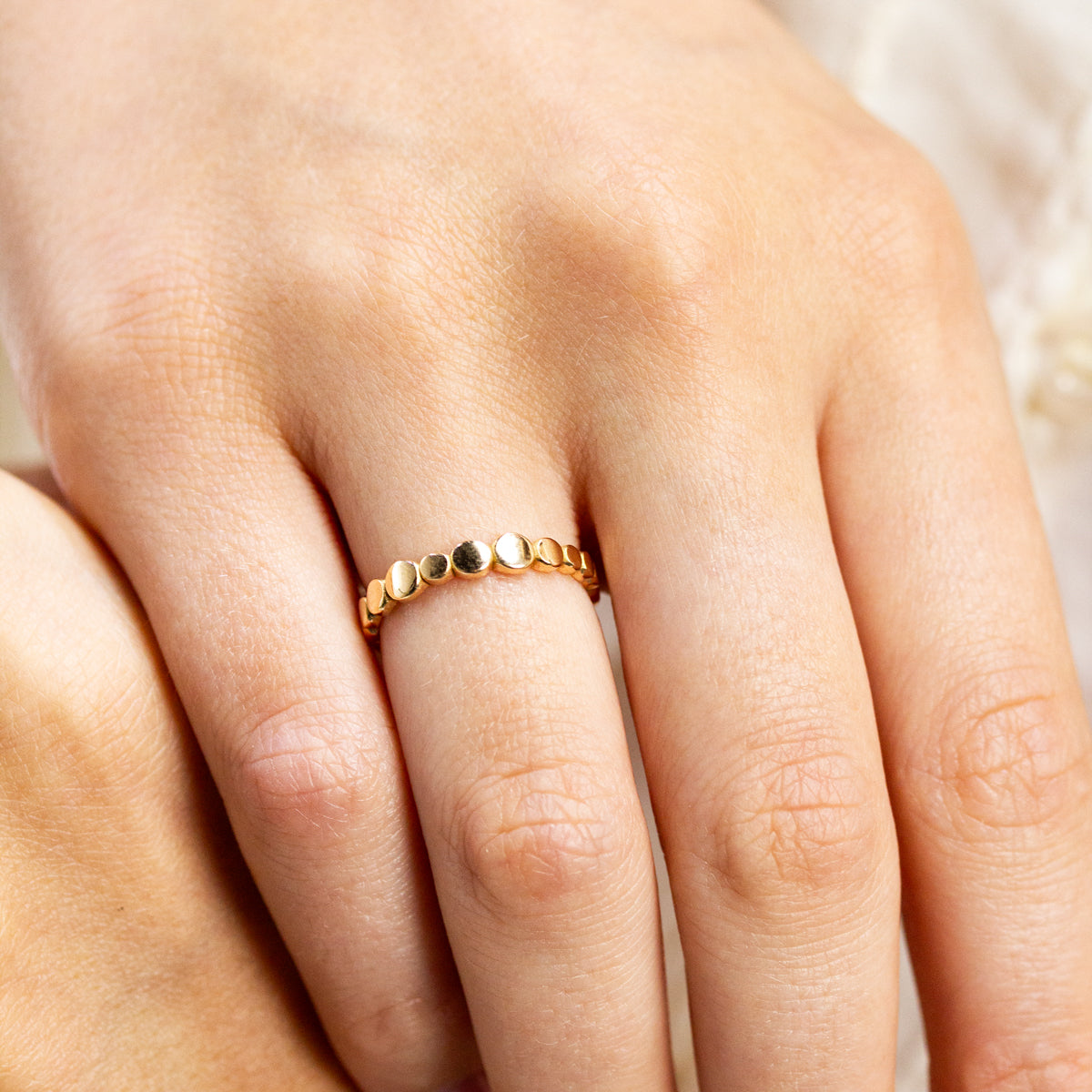 Alliance d'union fine arrondie pour femme en or éthique 750/1000 certifié Fairmined, fabriquée à Paris