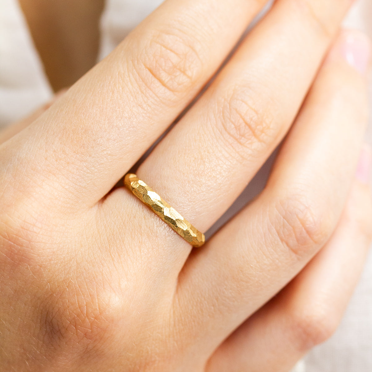 Alliance originale texturée mixte Staël, demi-jonc 3 mm en or jaune certifié Fairmined. Joaillerie française artisanale