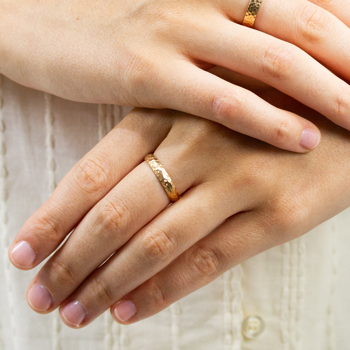 Alliance de mariage martelée demi-jonc 4mm or 18 carats fabriquée artisanalement à Paris