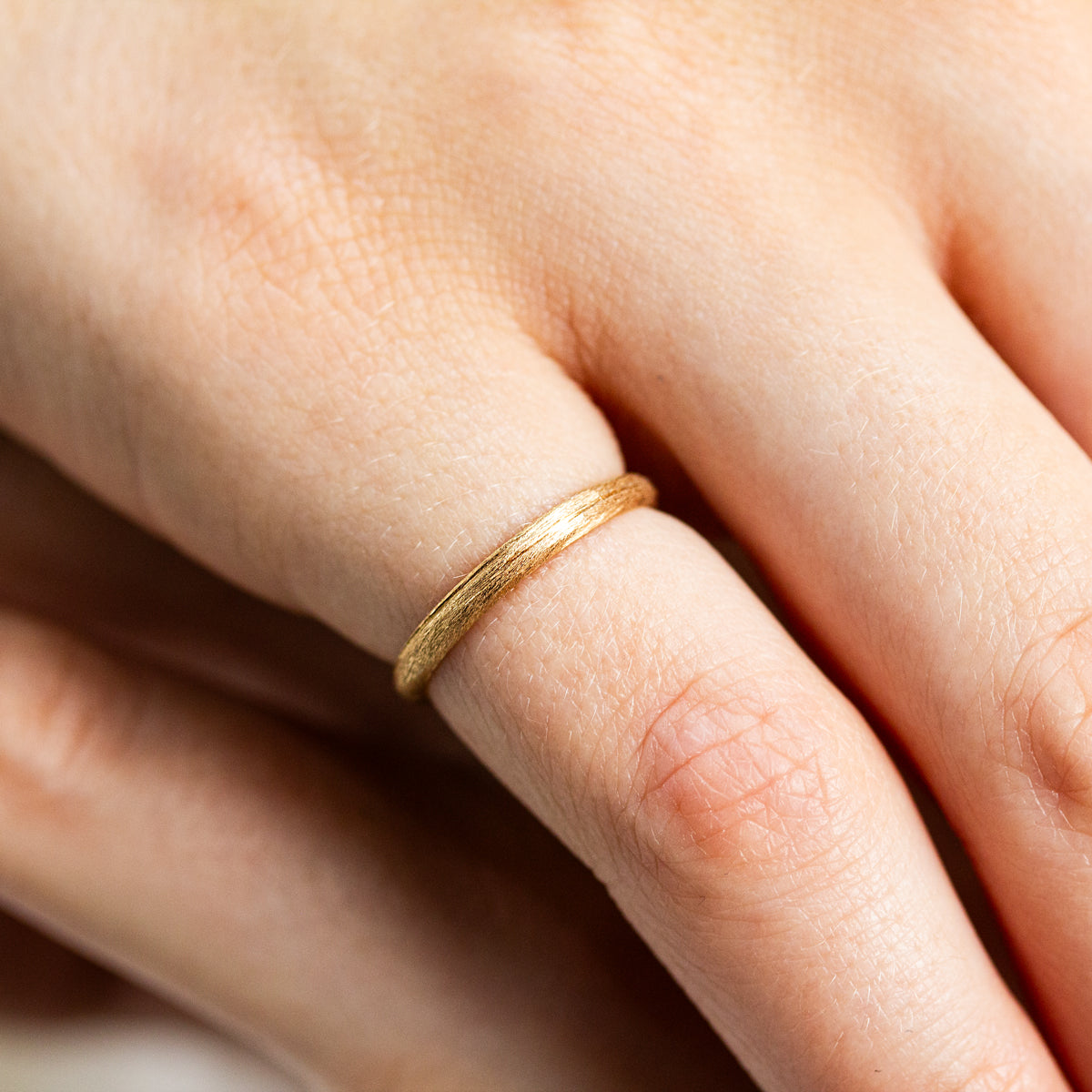 Alliance en or 750/1000 certifié Fairmined, à la finition brossée, réalisée avec soin dans notre atelier de joaillerie éthique à Paris.