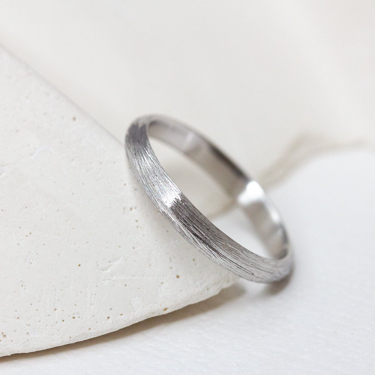 Alliance en or blanc brossé, réalisée à la main dans une joaillerie éthique au cœur de Paris.