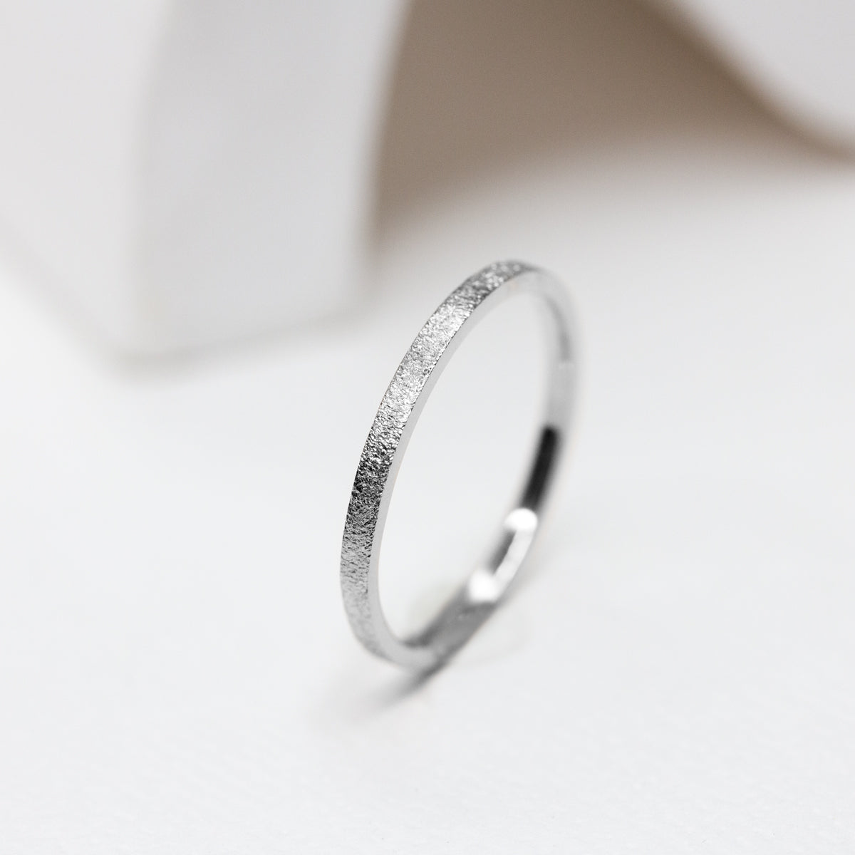 Alliance fine et originale en or blanc 18 carats, façonnée à Paris dans notre atelier artisanal.