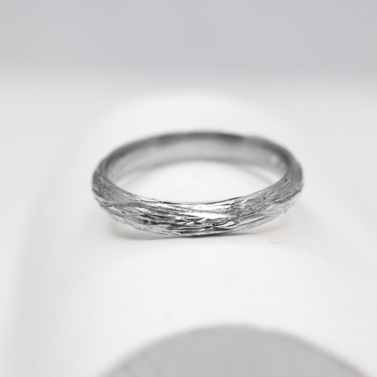 Alliance à inspiration végétale en or Fairmined 18 carats.