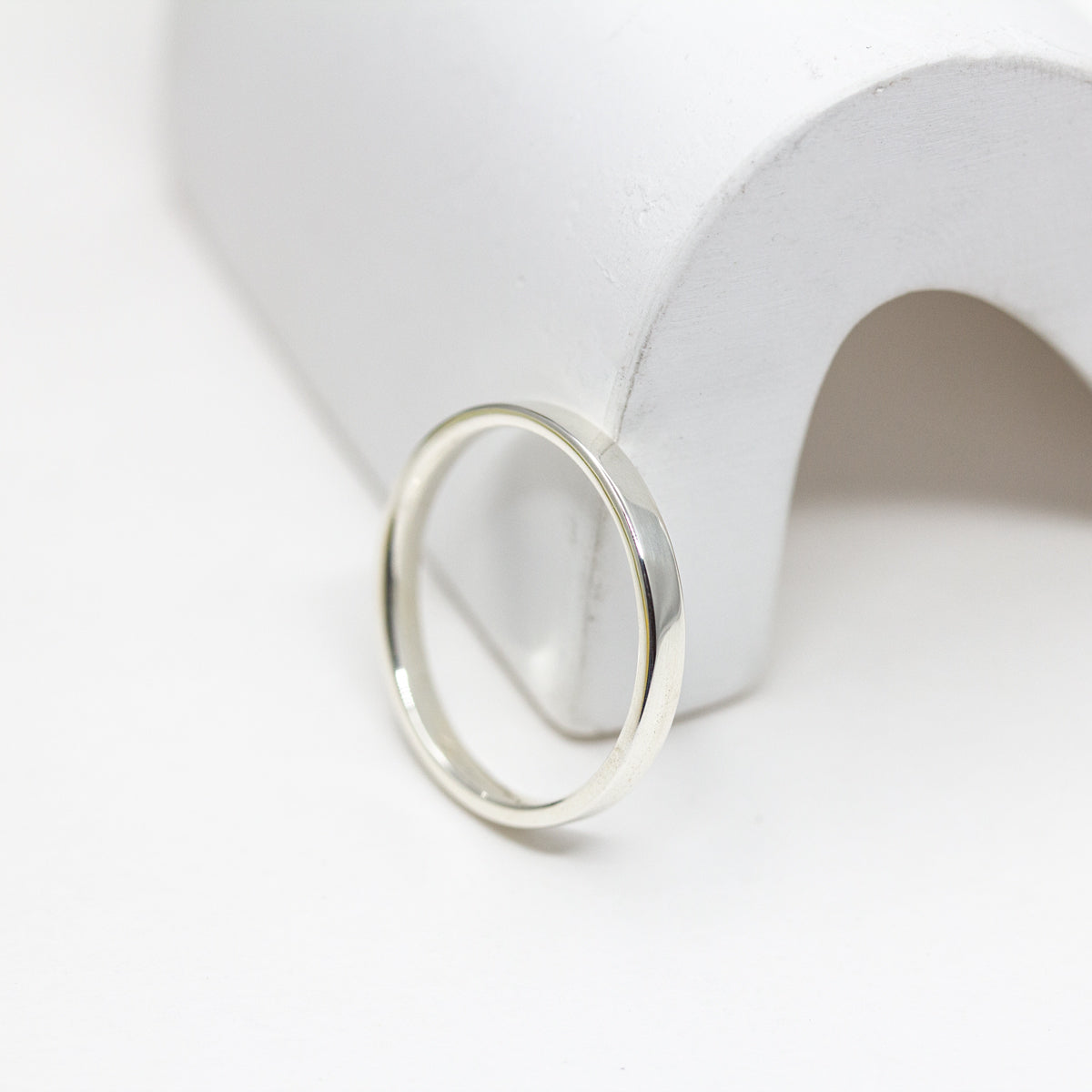 Alliance en or blanc 18 carats Fairmined au fini lisse et brillant réalisé à Paris