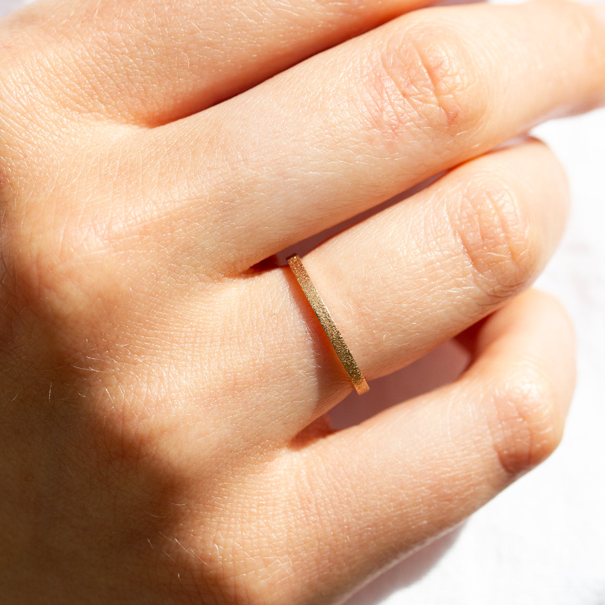 Alliance fine et originale en or 18 carats certifié Fairmined, façonnée avec soin dans notre atelier artisanal à Paris.