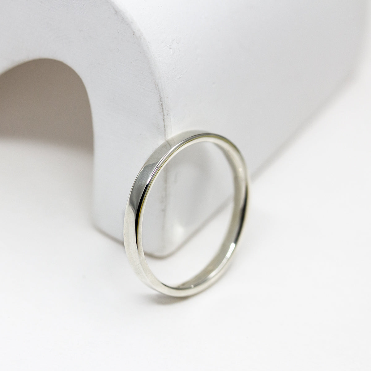 Alliance en or gris palladié avec un fini brillant et lisse.