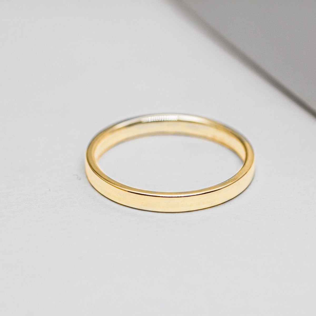Alliance en or jaune 750/100 Fairmined sobre et élégante.