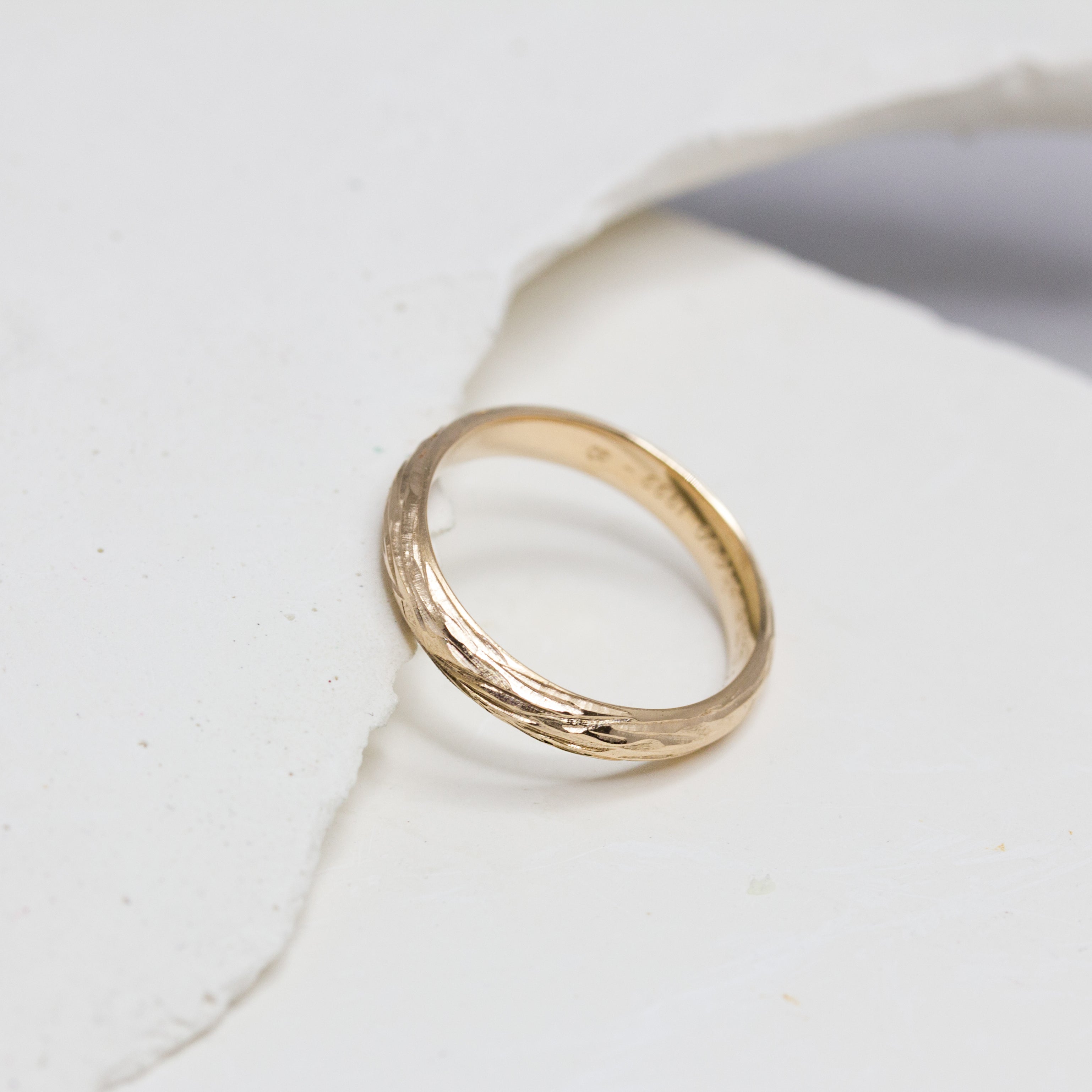 Alliance à inspiration végétale en or Fairmined 18 carats.