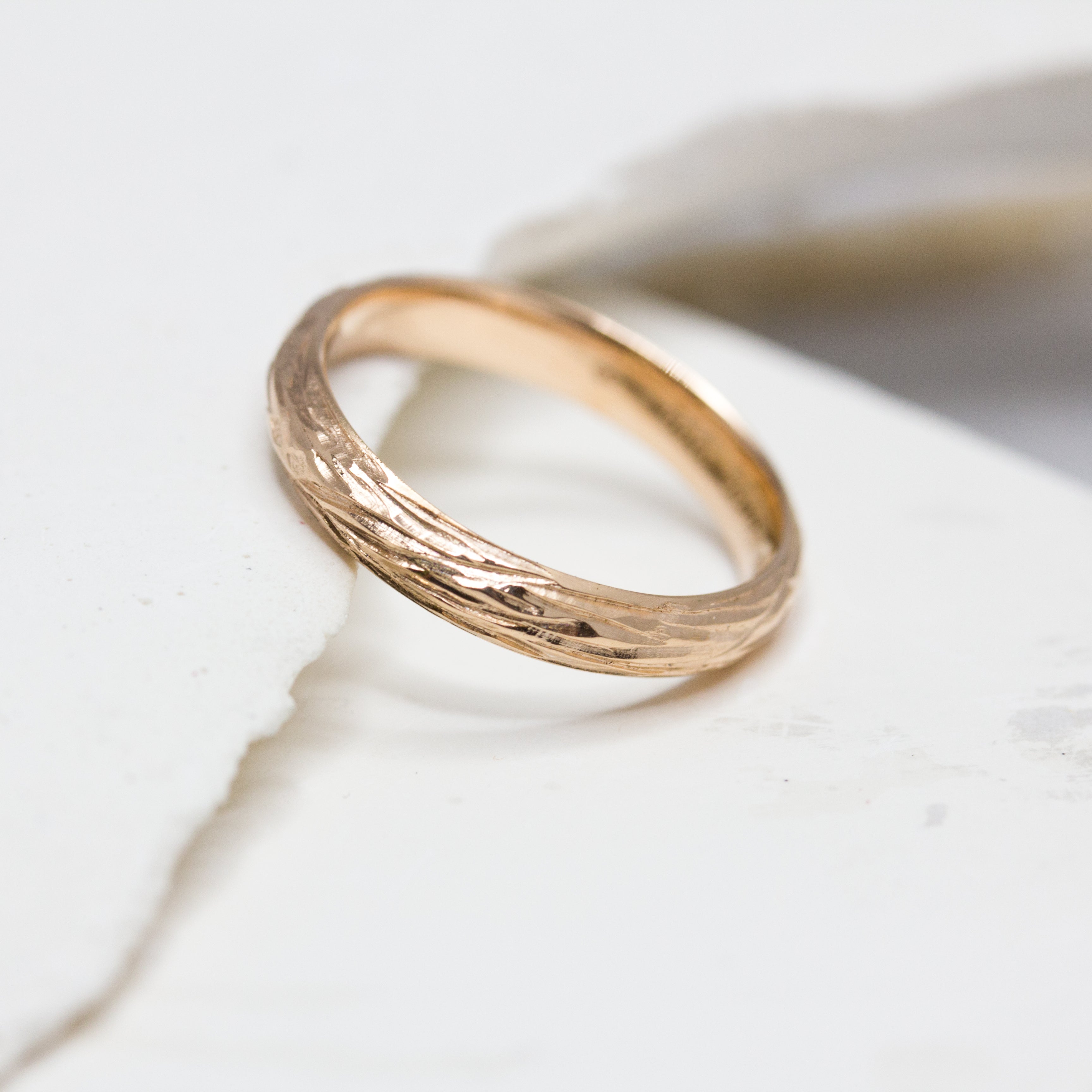 Alliance à inspiration végétale en or Fairmined 18 carats.