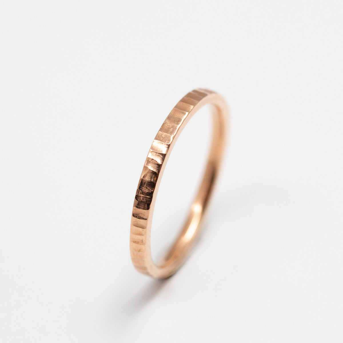 Alliance femme originale or rouge 18 carats, texture artisanale Jalon fabriquée à la a main. Joaillerie éthique Paris et Lyon