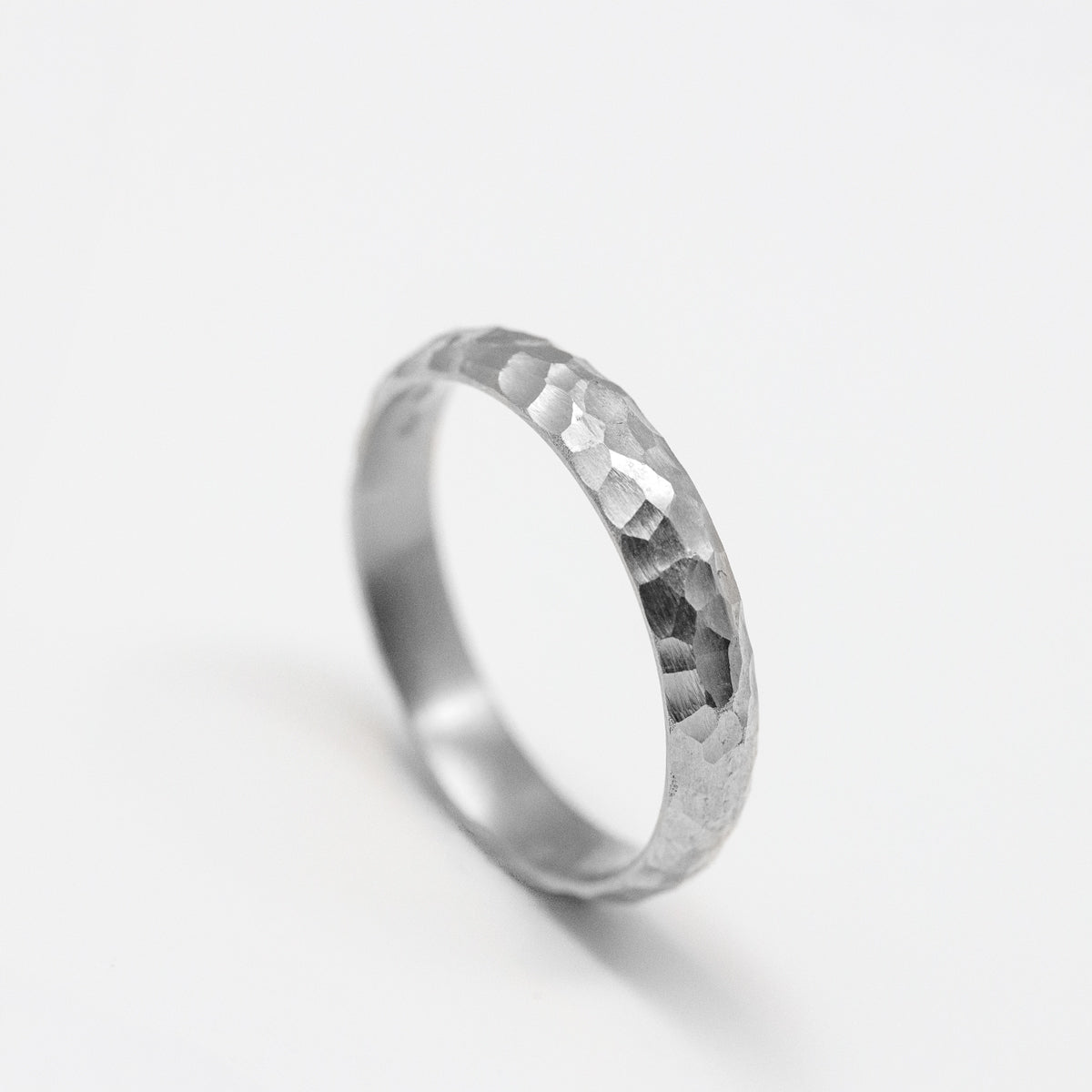 Alliance homme martelée or blanc 8 carats demi-jonc 4mm texture Sarita fabriquée artisanalement à Paris