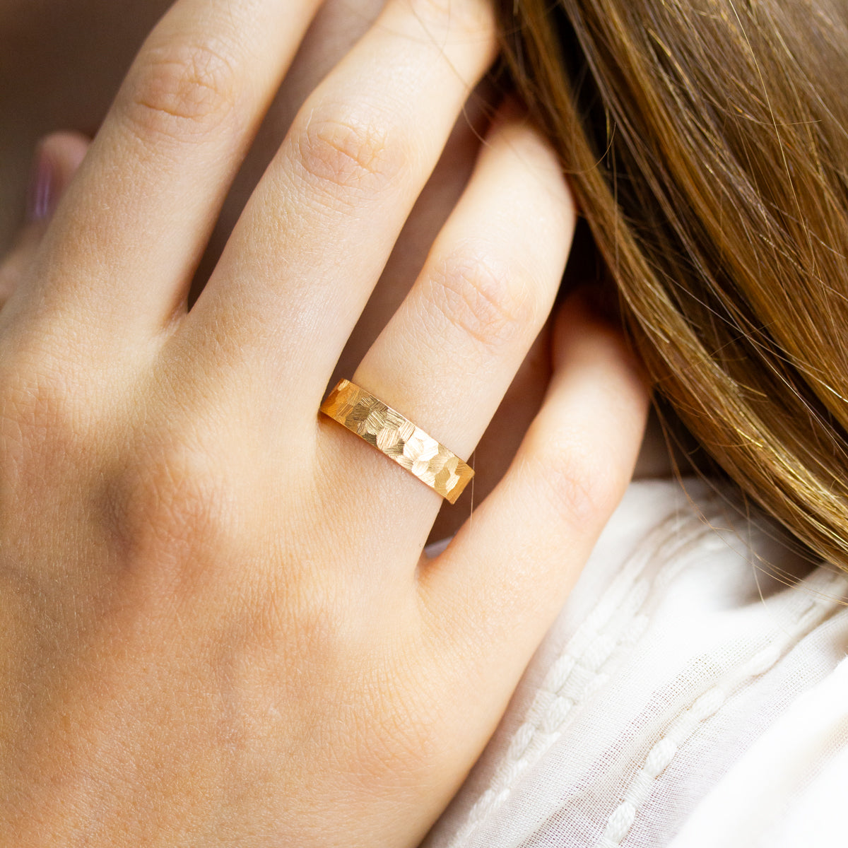 Alliance de mariage Staël ruban 5 mm réalisée à la main en or 18 carats recyclé à Paris dans notre propre atelier de joaillerie