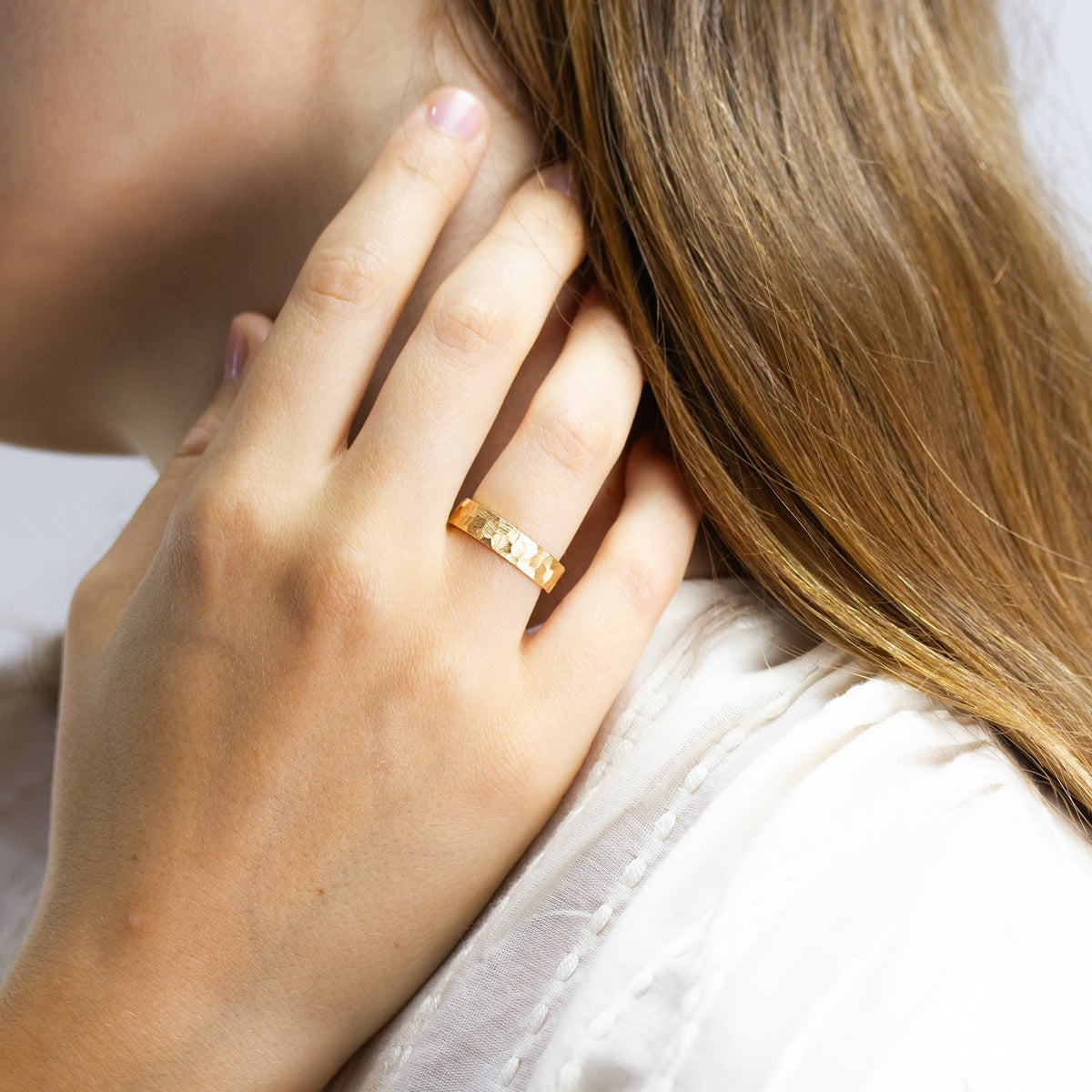 Alliance de mariage Staël ruban 5 mm réalisée artisanalement en or jaune 18 carats recyclé à Paris