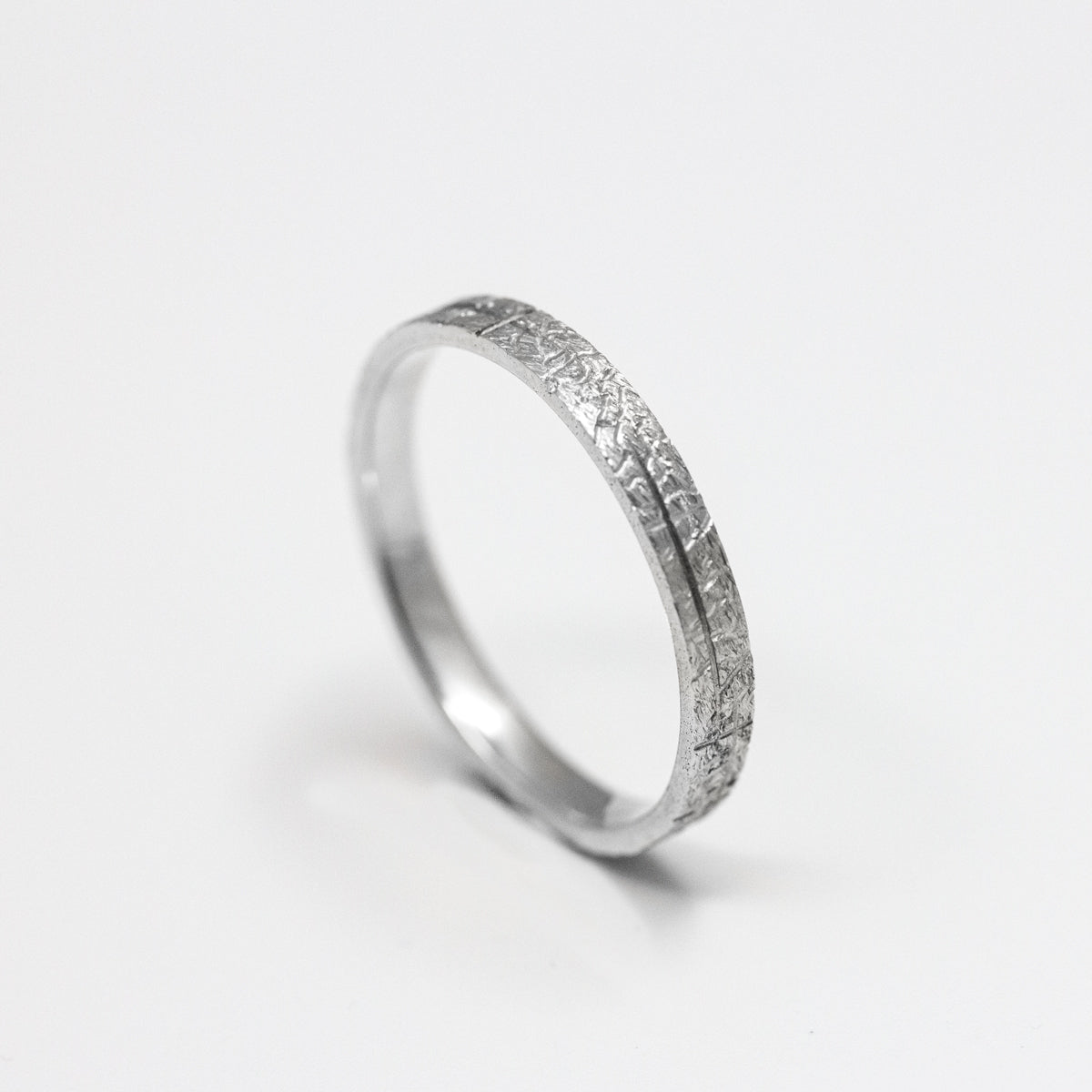 Alliance originale ruban 3mm texture rainurée Hélia en or blanc recyclé 750/1000 fabriquée à la main à Paris. Joaillerie éthique