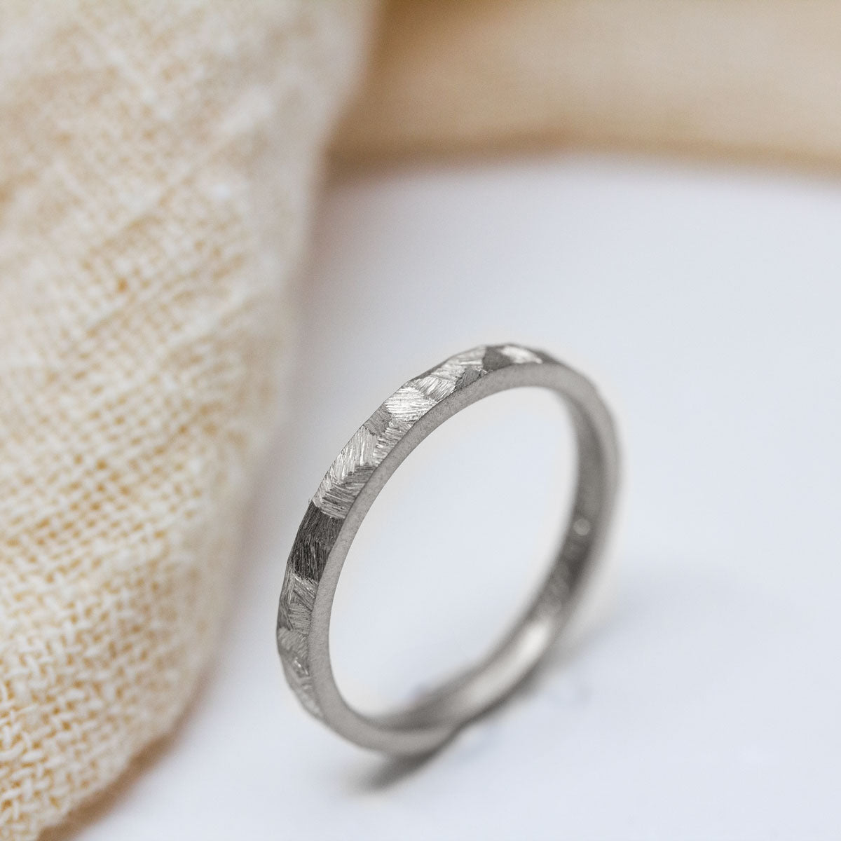 Alliance fine originale en or blanc éthique 18 carats certifié Faimined, texture brossée réalisée à la main sur mesure à Paris