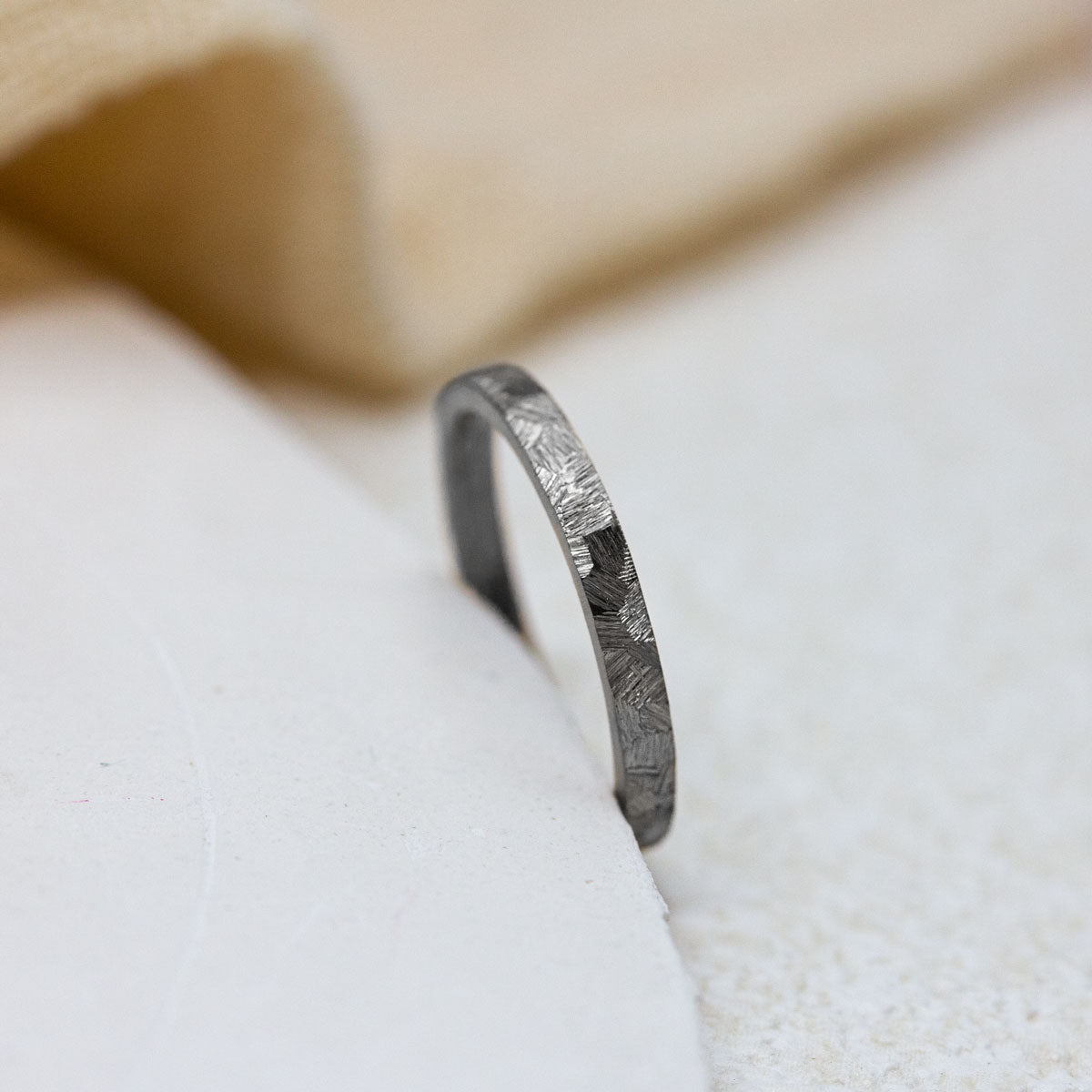 Alliance en or gris 750/1000 Fairmined, texture originale brossée, pour homme - Paulette à Bicyclette, joaillerie éthique et artisanale française
