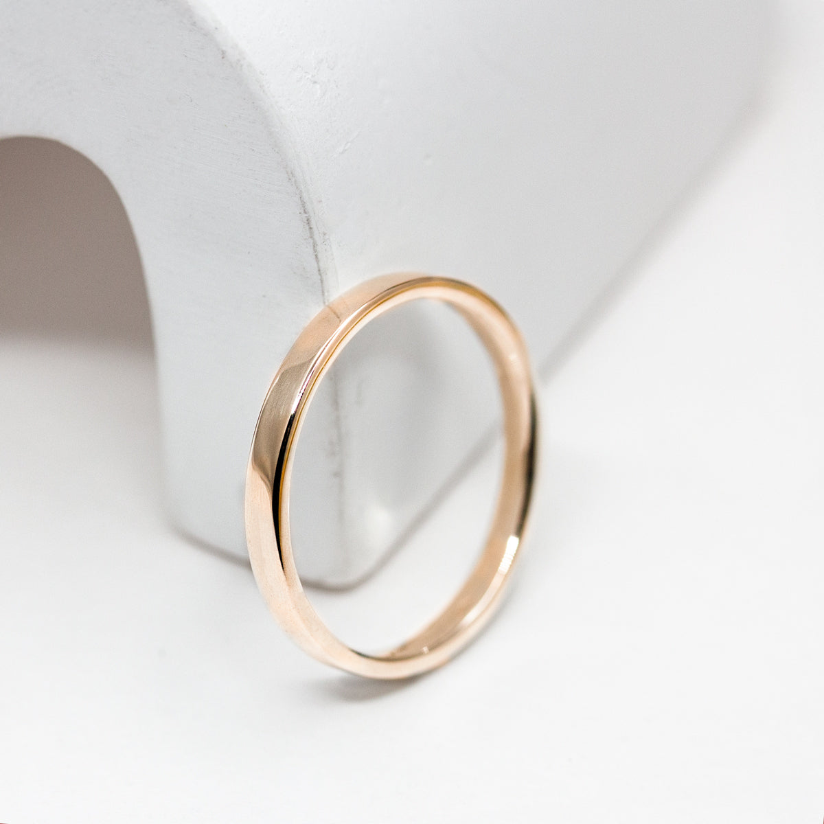 Alliance en or rouge 18 carats intemporel et discrète.