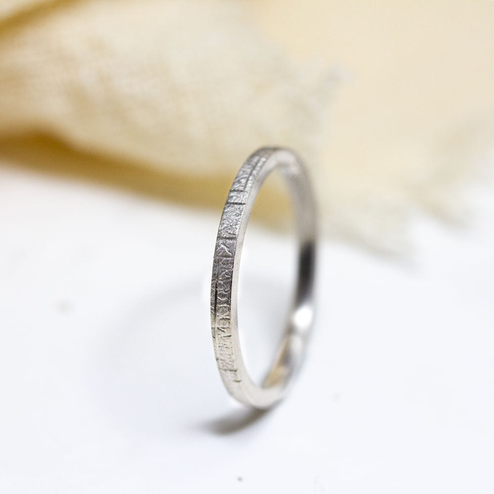 Anneau d'union pour homme original, en or blanc éthique texturé fabriquée dans un atelier de joaillerie à Paris