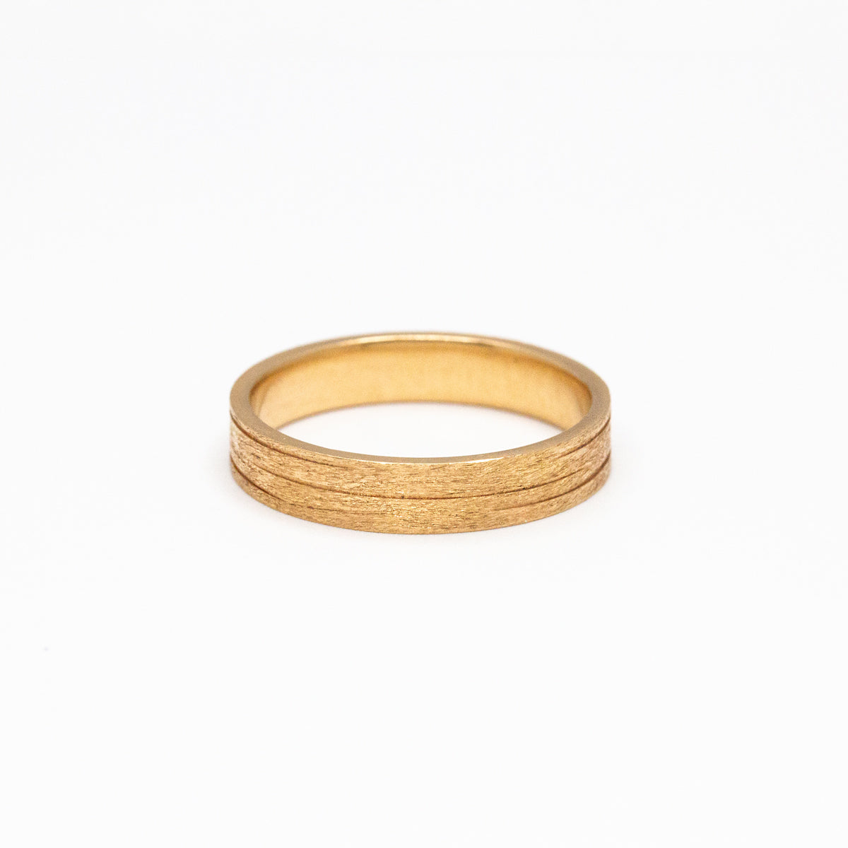 Alliance brossée Casildée ruban 4 mm pour homme réalisée en or rouge 18 carats Fairmined à Paris