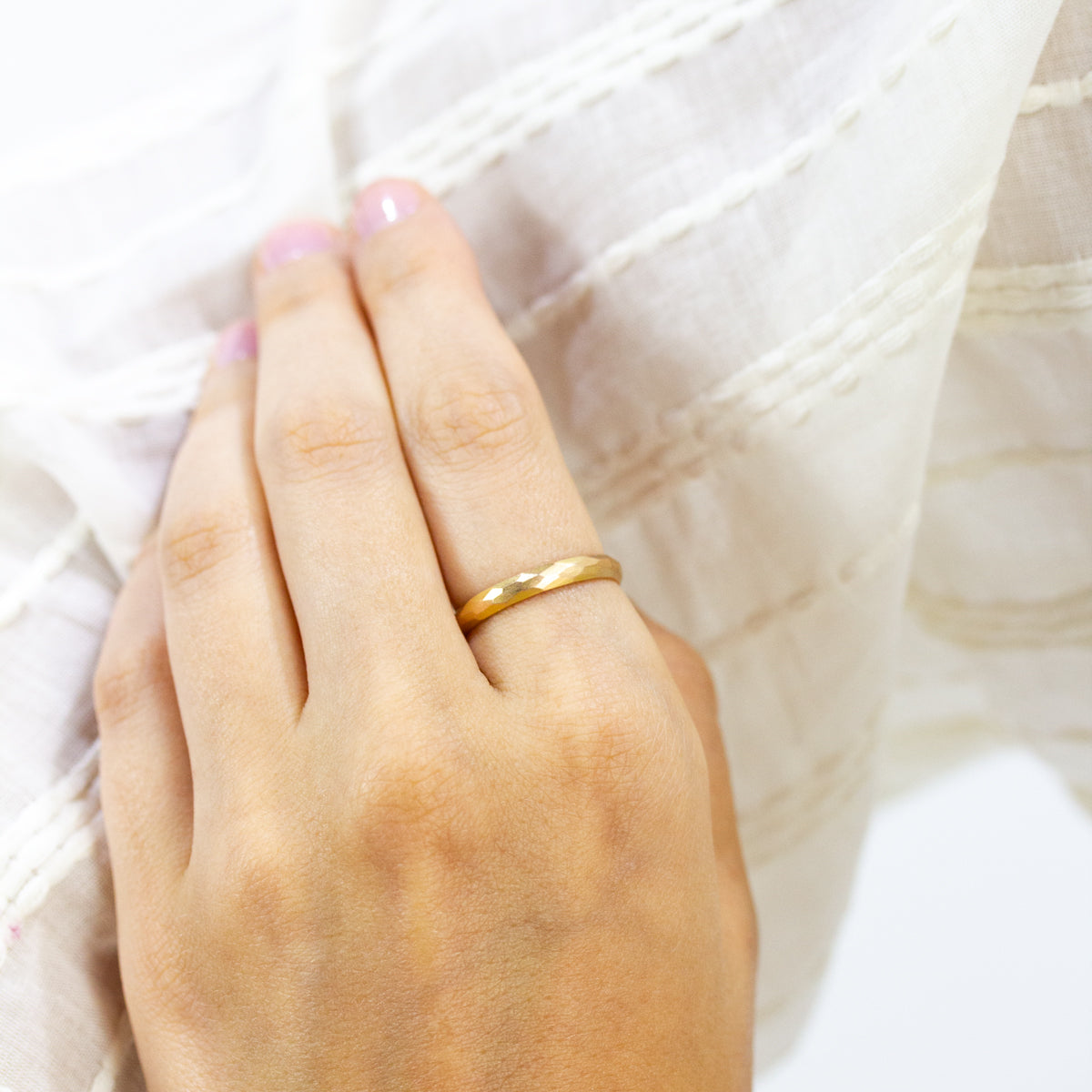 Anneau de mariage original pour homme et femme en or martelé 18 carats. Joaillerie éthique et fabrication artisanale à Paris