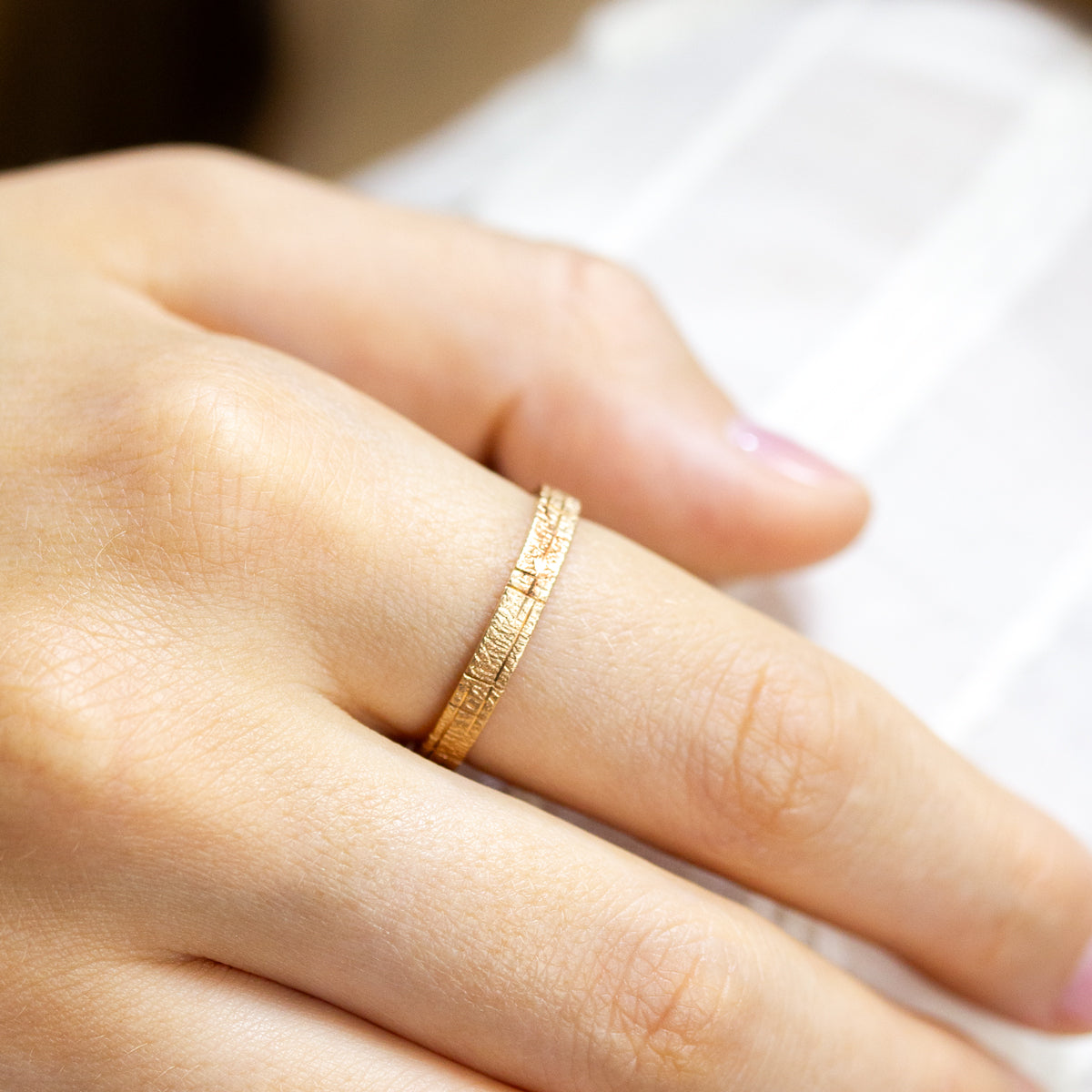 Bague de mariage originale façonnée à Paris, modèle pour femme et homme en or éthique certifié Fairmined