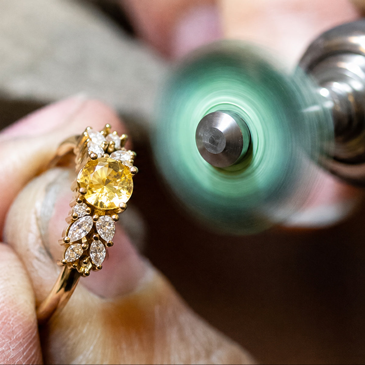 Artisan joaillier éthique, créateur de bijoux sur-mesure en or 750/1000 recyclé ou certifié fairmined, serties de pierres précieuses et fines tracées.