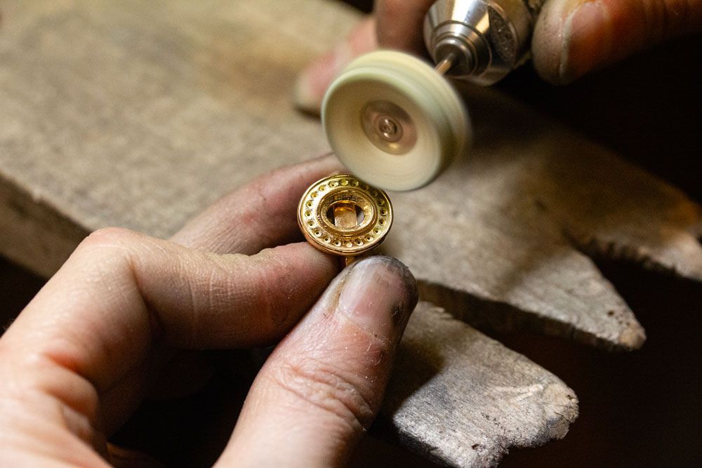 Atelier de joaillerie parisien, artisanat made in France.