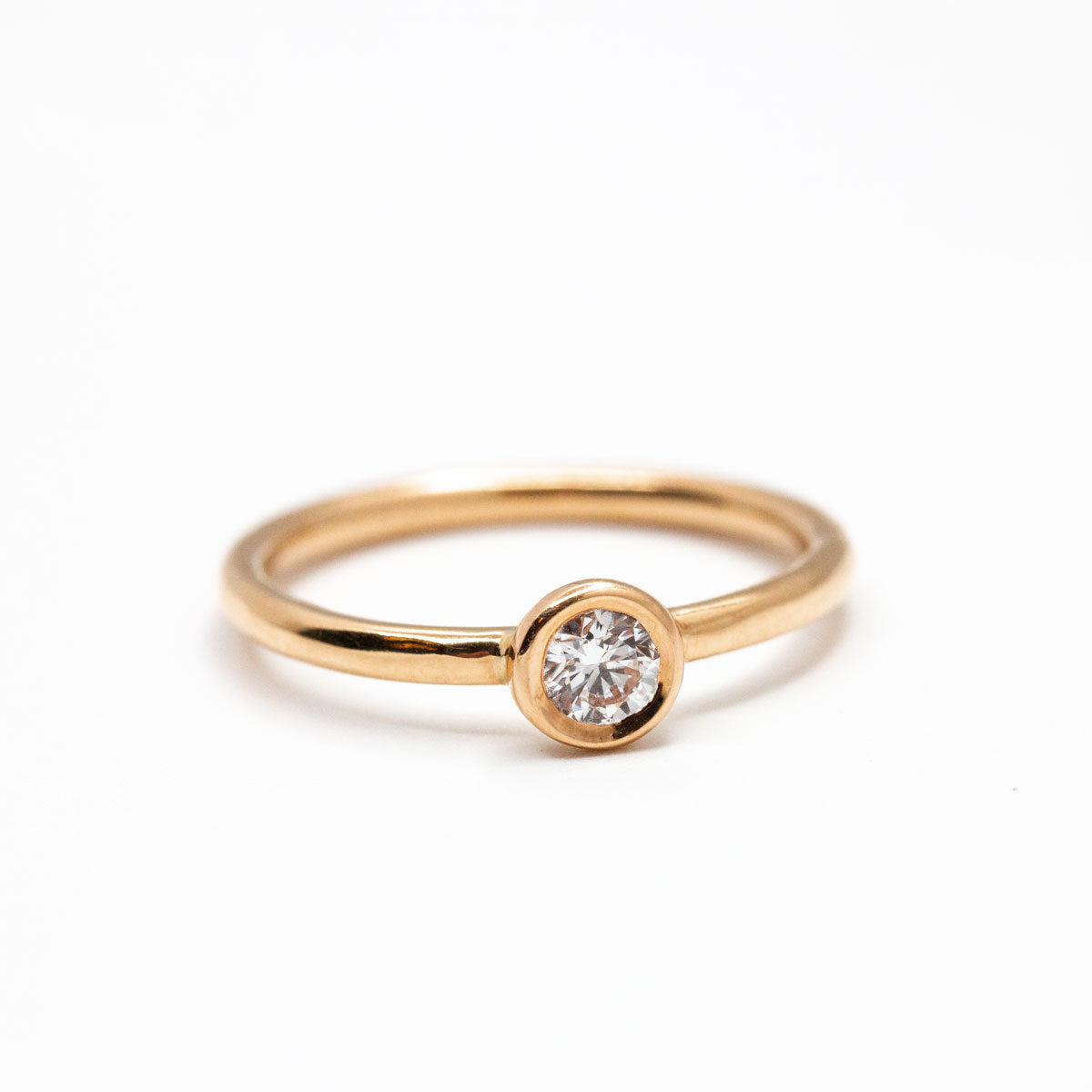 Bague de promesse femme solitaire diamant de synthèse rond 4mm et anneau jonc en or rouge 750/1000 recyclé + prime Fairmined. Joaillerie éthique et fabrication artisanale à Paris
