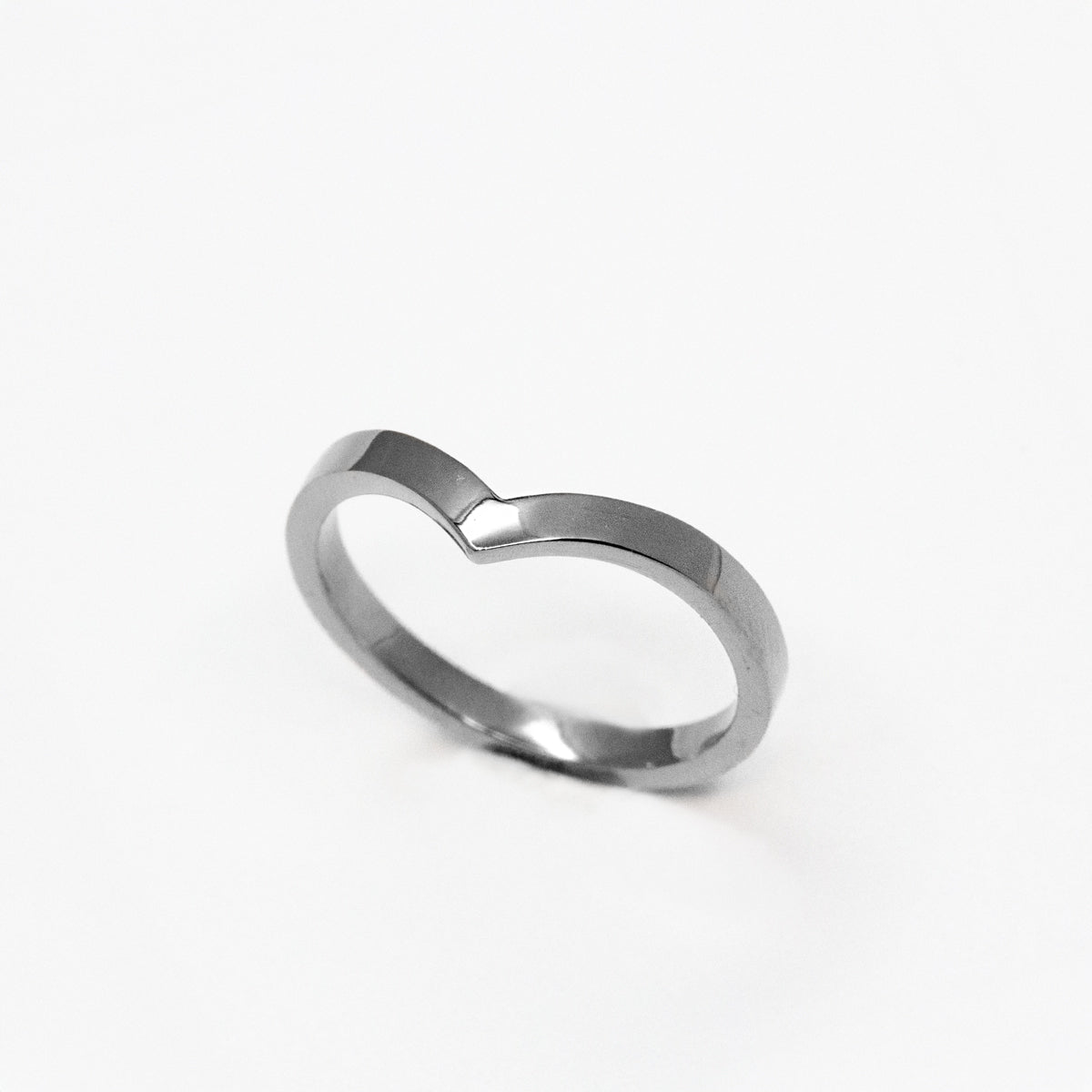 Alliance incurvée originale femme en or gris palladié éthique Fairmined. Fabrication artisanale à Paris et Lyon