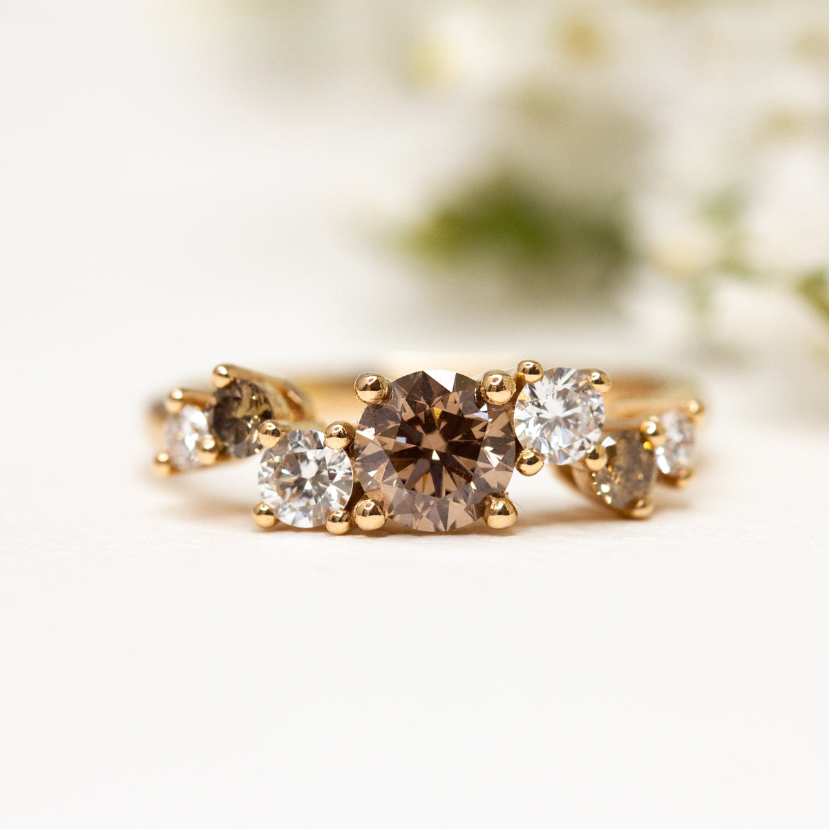 Bague Céleste personnalisée avec texture et pierre éthique Fairmined, en or de joaillerie artisanale atelier Paris Lyon