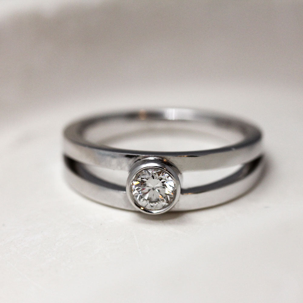 Bague ornée d'un diamant de synthèse.