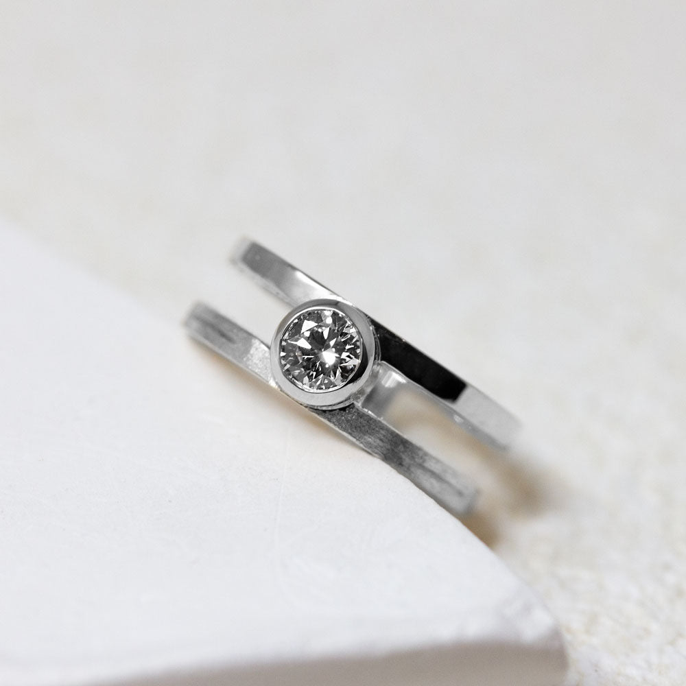 Bague double anneau en or blanc, joaillerie artisanale.