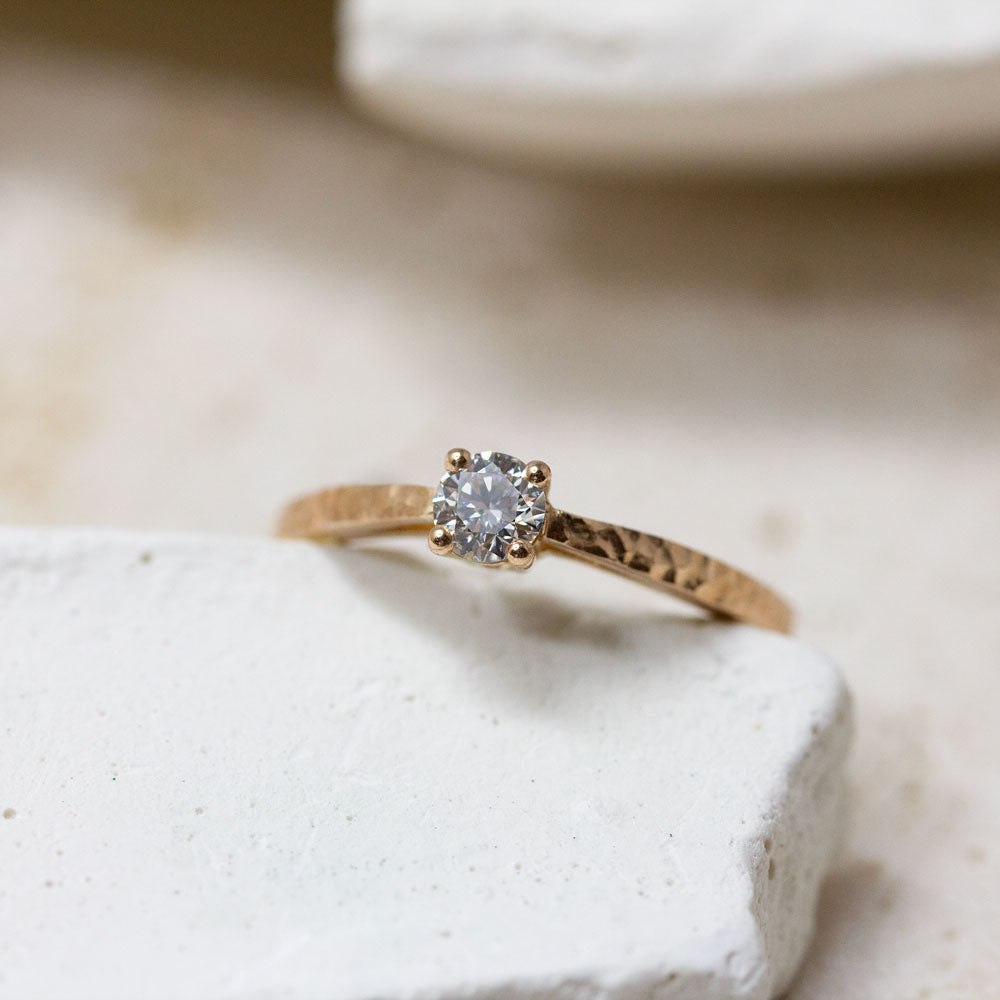 Bague avec diamant de synthèse en or rouge éthique Fairmined.