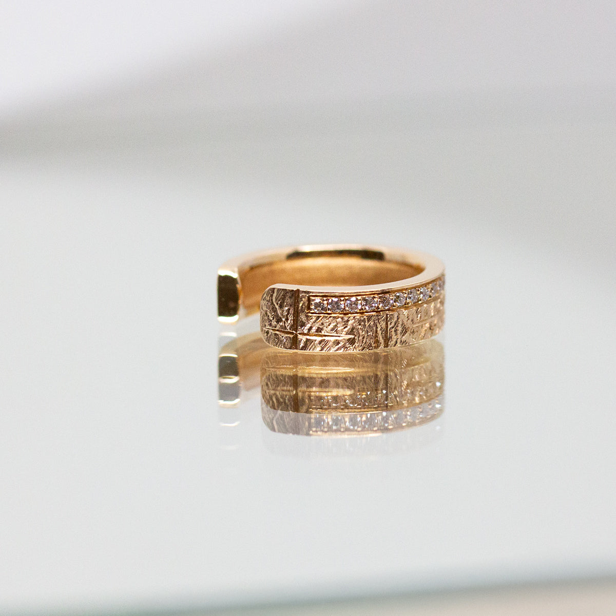 Bague d'oreille texturée en or recyclé ornée de diamants | Joaillerie éthique artisanale