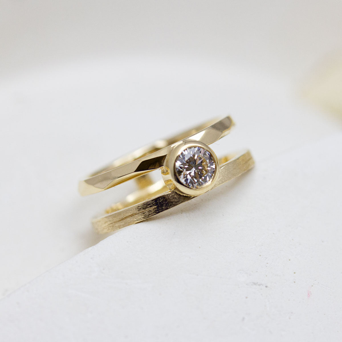 Bague double anneau en or jaune 18 carats.