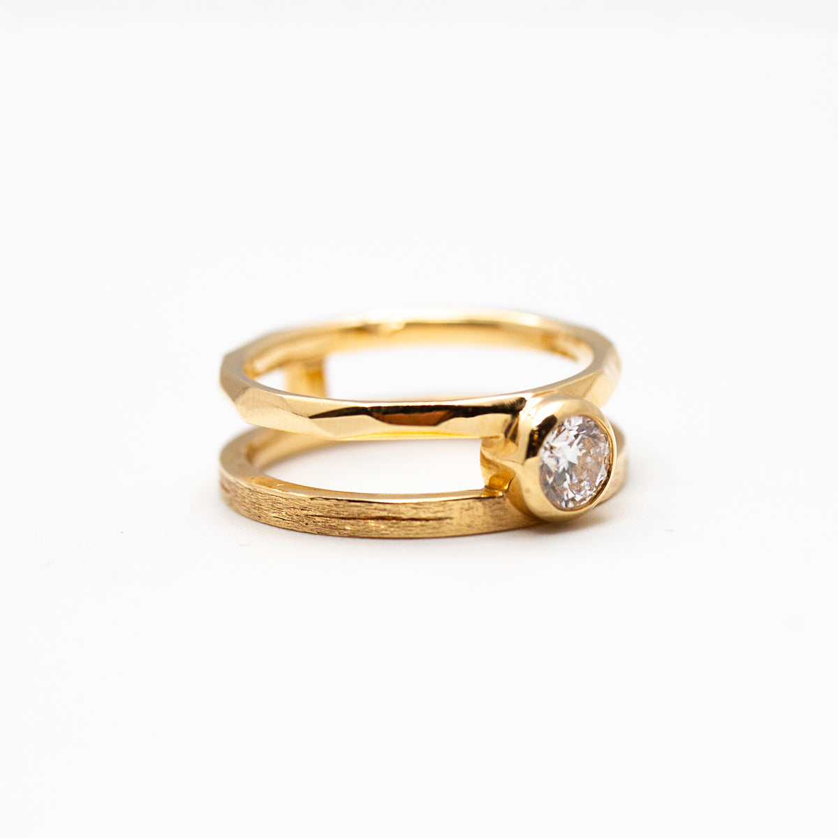 Bague double anneau en or jaune 18 carats.
Atelier parisien, joaillerie éthique
Union mariage
