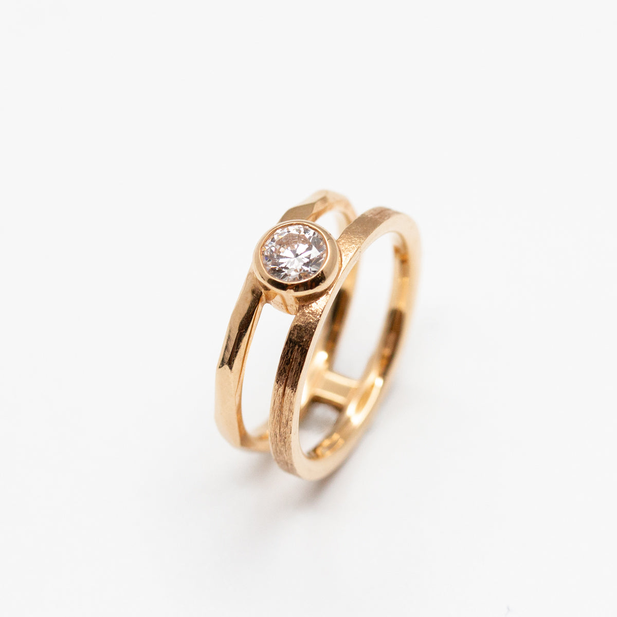 Bague double anneau en or jaune 18 carats.
Atelier parisien, joaillerie éthique
Union mariage