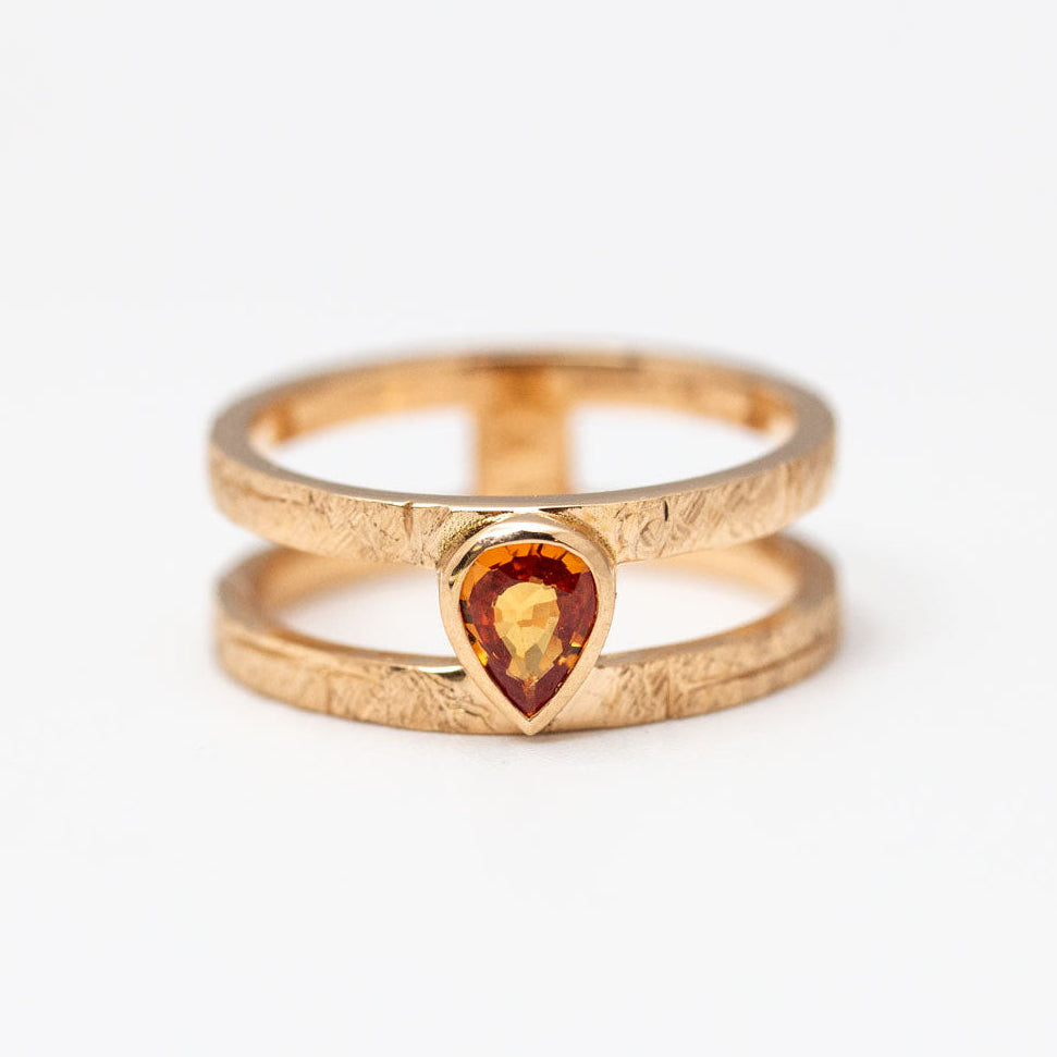 Bague double anneaux Syna avec pierre texturée, bague d’union, fiançailles et mariage en or éthique responsable, joaillerie artisanale atelier Paris Lyon