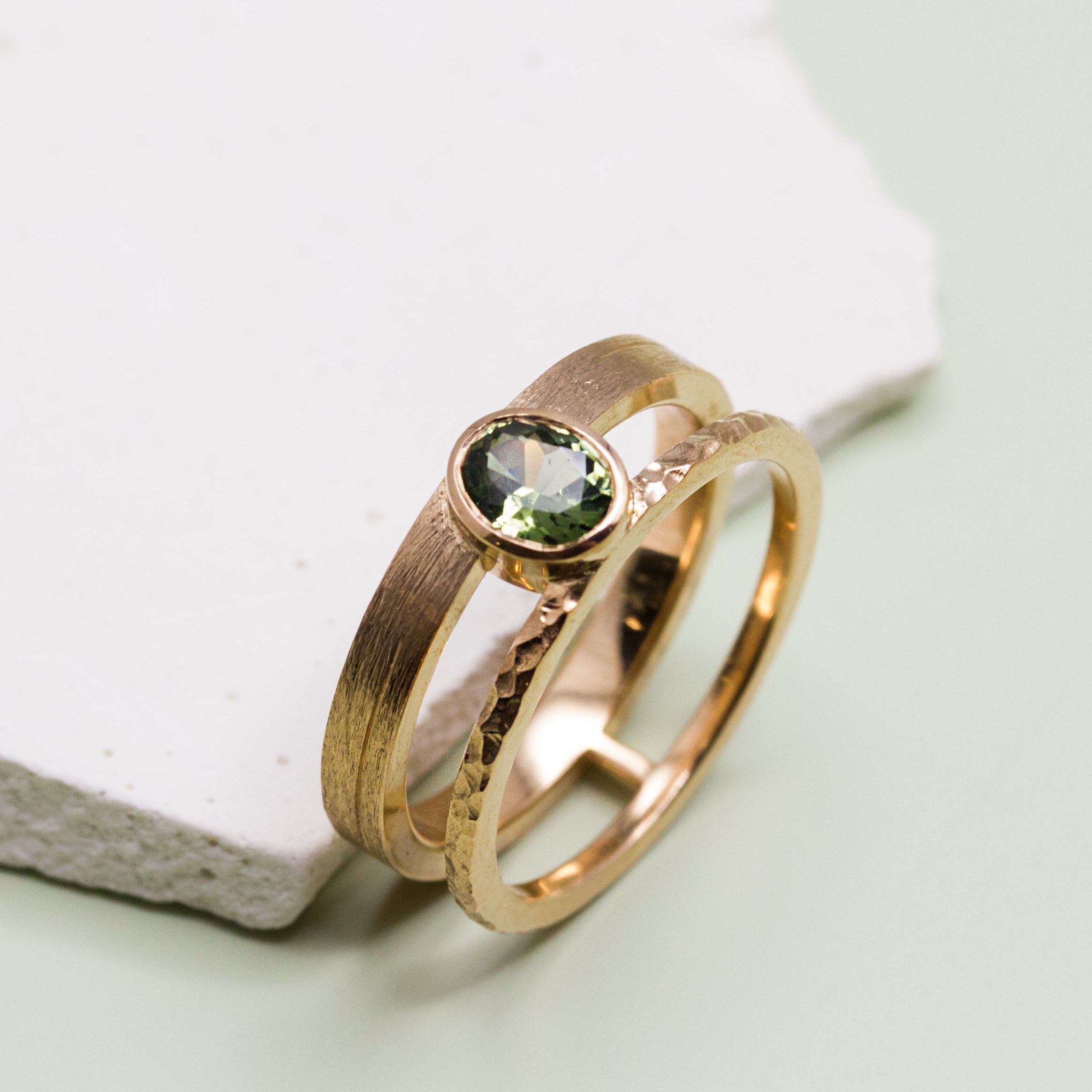 Bague Syna double anneaux personnalisée avec pierre texturée, alliance d’union, fiançailles et mariage en or responsable, joaillerie Paris Lyon