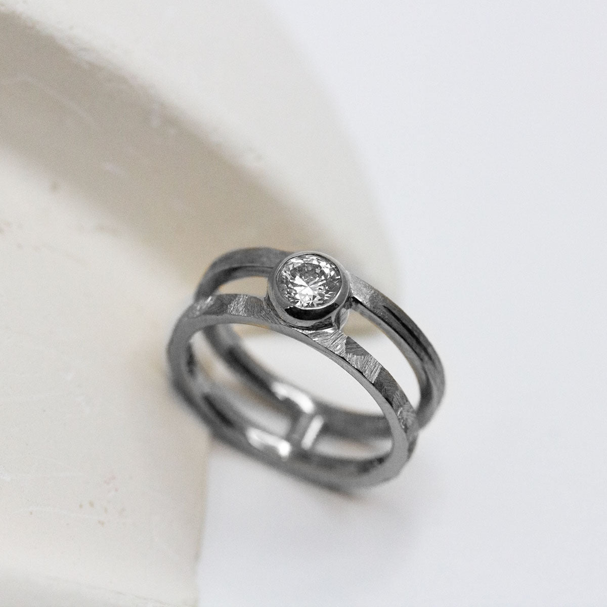 Bague double anneau artisanale en or gris palladié.