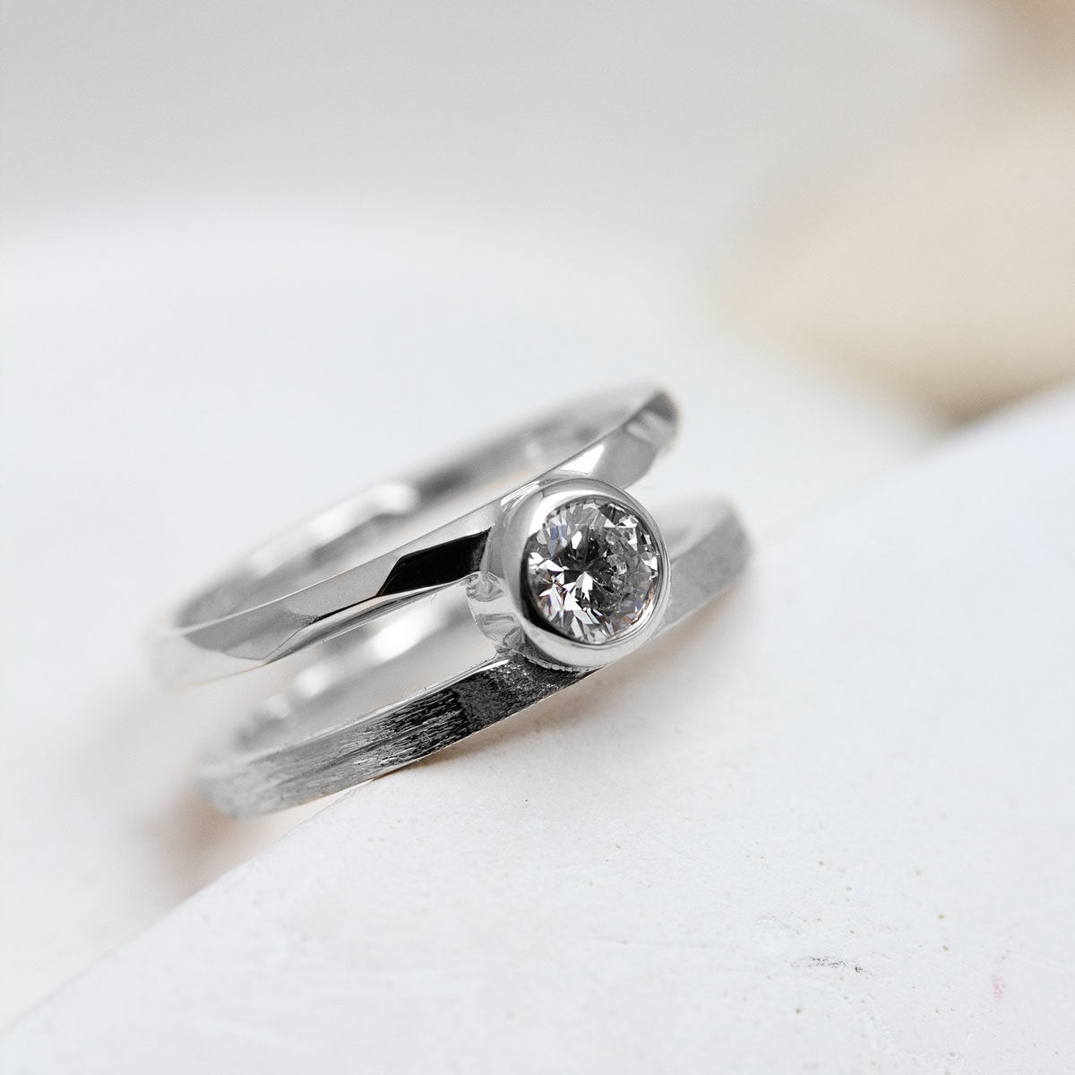 Bague double anneau et diamant en or blanc, Paris.