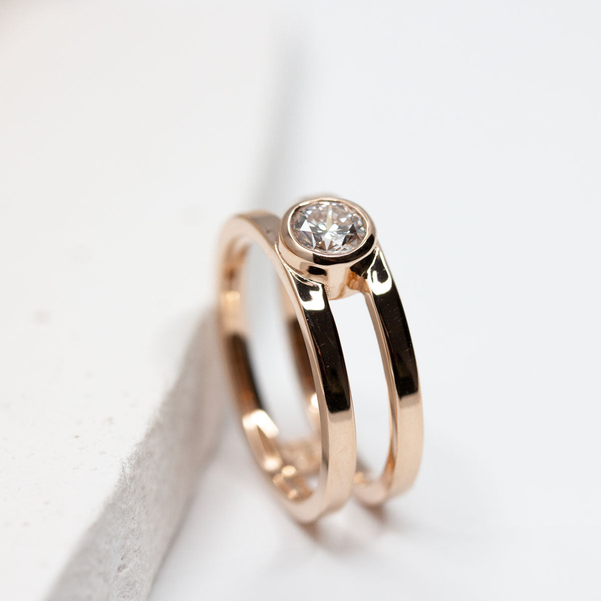 Bague double en or rouge, Paris et Lyon.