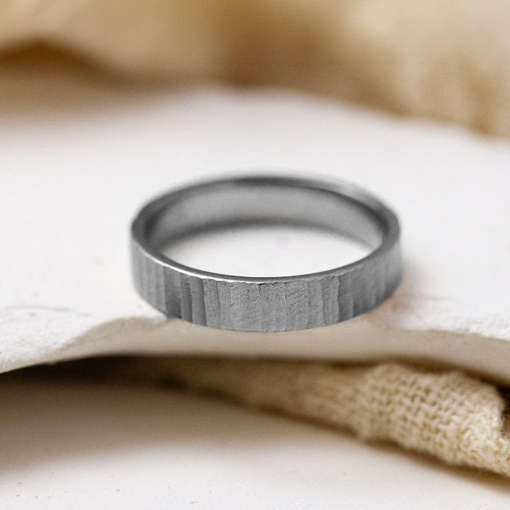 Bague éthique en or gris pour mariage.