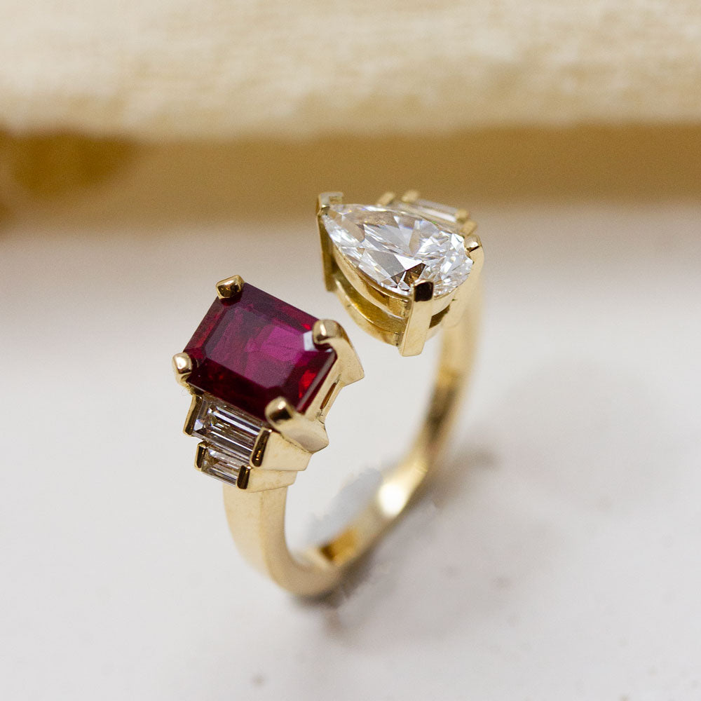 Bague éthique en or ornée d'un rubis et de diamants.