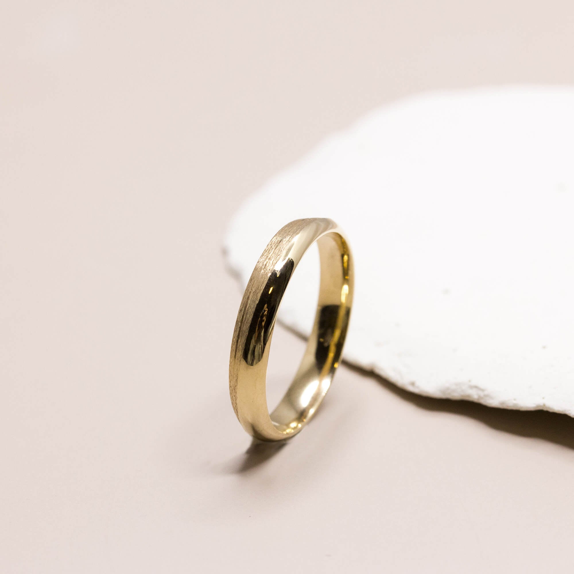 Bague éthique originale en or Fairmined réalisée dans un atelier de joaillerie artisanale.
