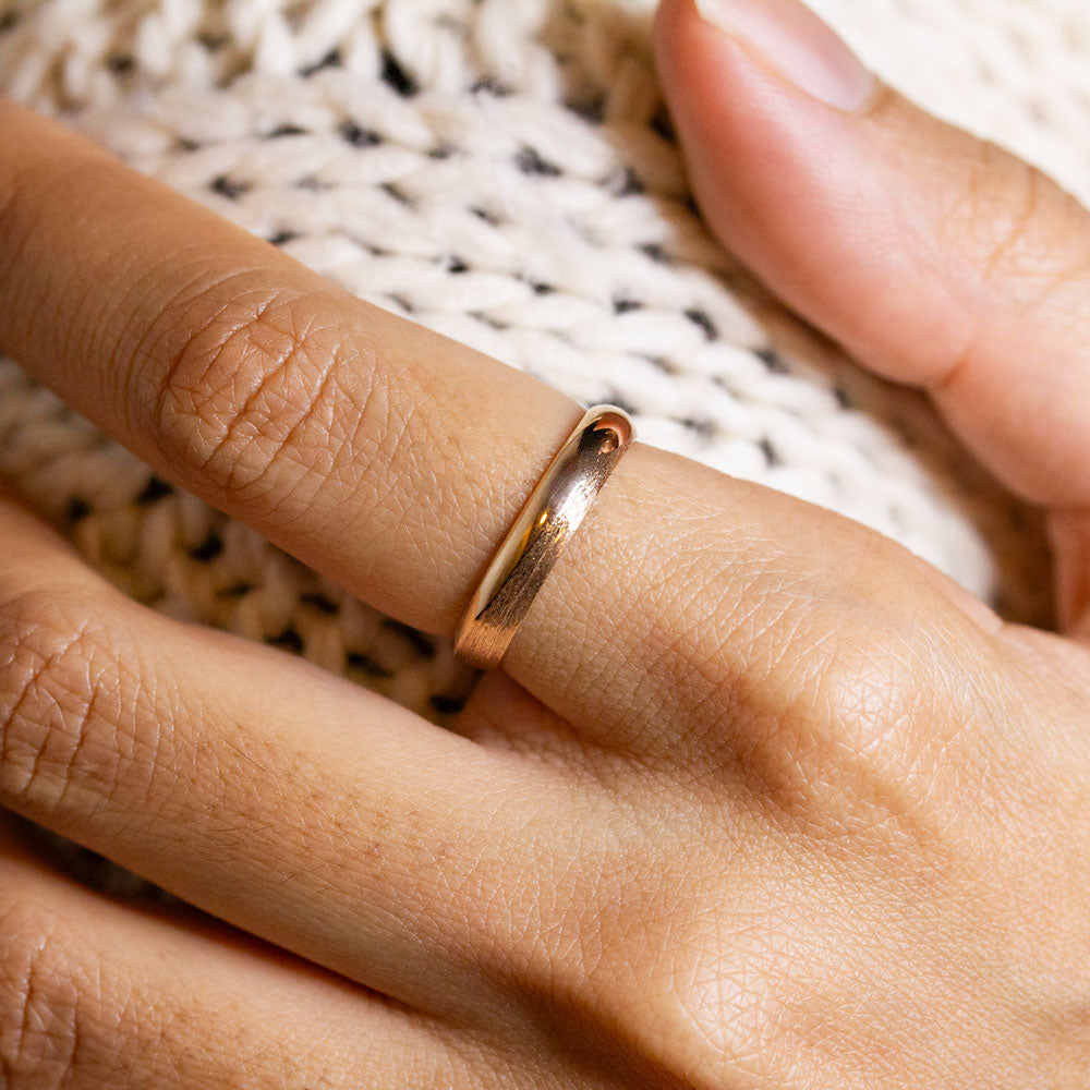 Bague éthique originale en or Fairmined réalisée dans un atelier de joaillerie artisanale.