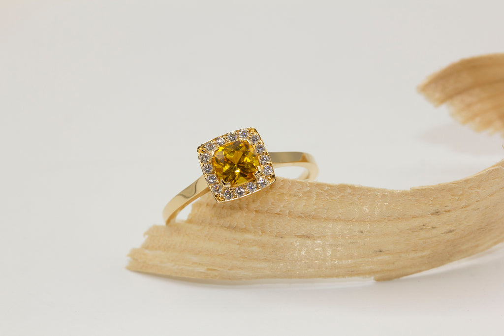 Bague écoresponsable originale saphir jaune et diamants en or jaune 18 carats Fairmined 