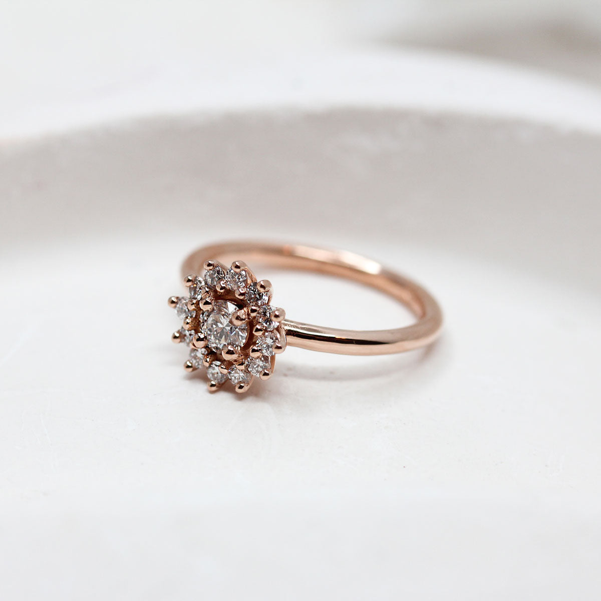 Bague de fiançailles et de promesse en or jaune 18 carats et diamats, façonnée comme une fleur Art Déco à la main à Paris